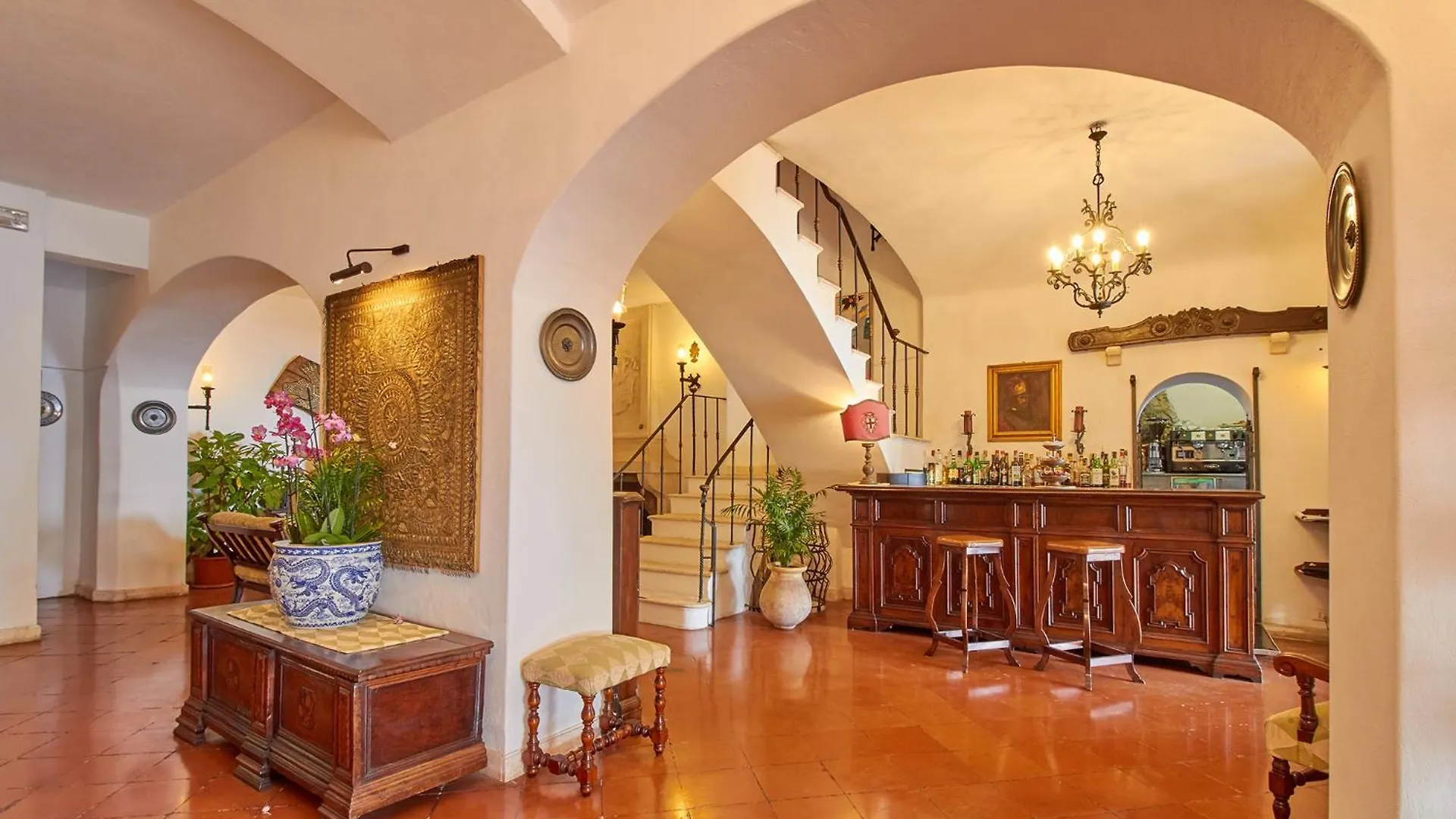 Hotel Punta Est contacts